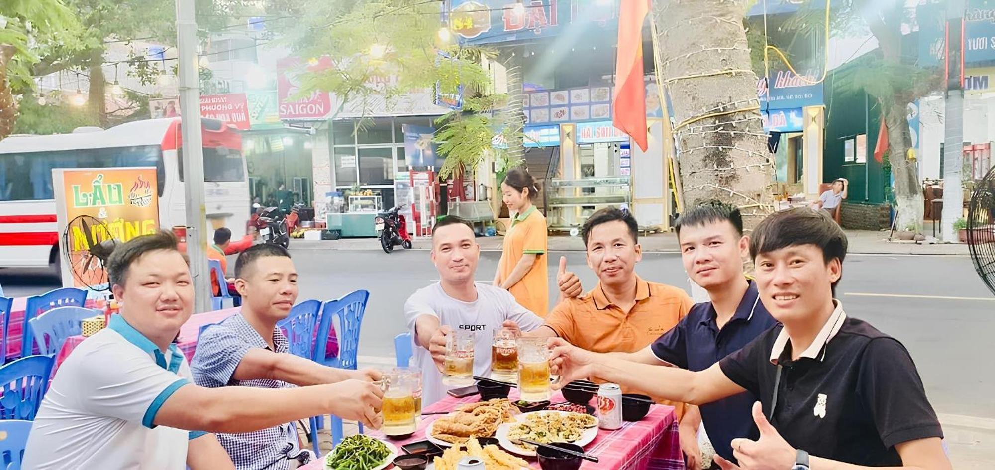 Tung Quang Hotel Dong Khe Sau Exteriör bild