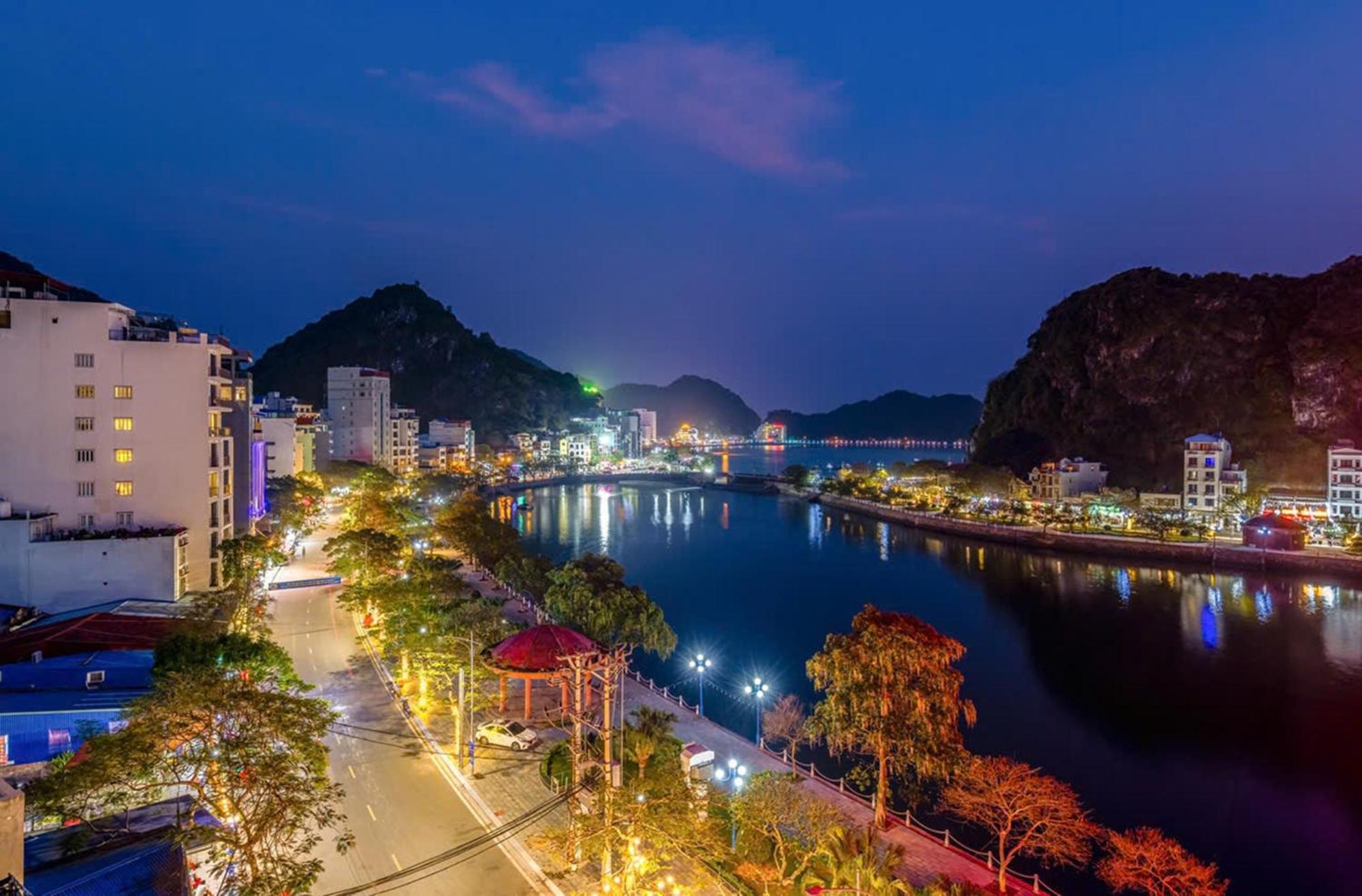 Tung Quang Hotel Dong Khe Sau Exteriör bild